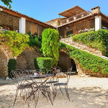 Holiday home 5 Bedroom Lovely In Uzes