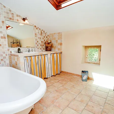 Holiday home 5 Bedroom Lovely In Uzes