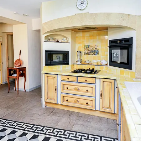 Holiday home 5 Bedroom Lovely In Uzes Baron (Gard)